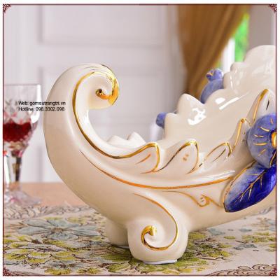 Kệ đựng rượu bằng sứ viền vàng